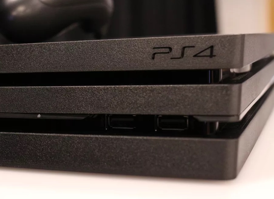 В рекламе PS4 Pro мужчина рыдает над сценой из Death Stranding. Он затопил весь город слезами! - изображение обложка