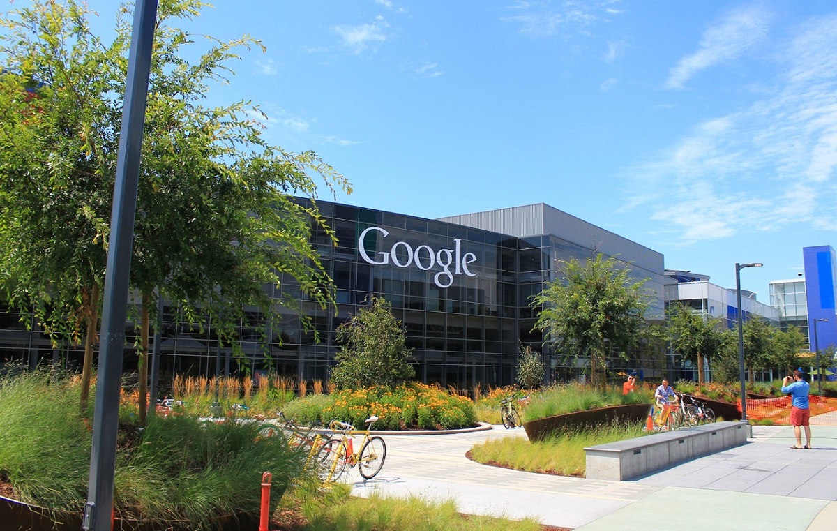 Google отправит сотрудников без прививки COVID-19 в отпуск за свой счёт или уволит - изображение обложка