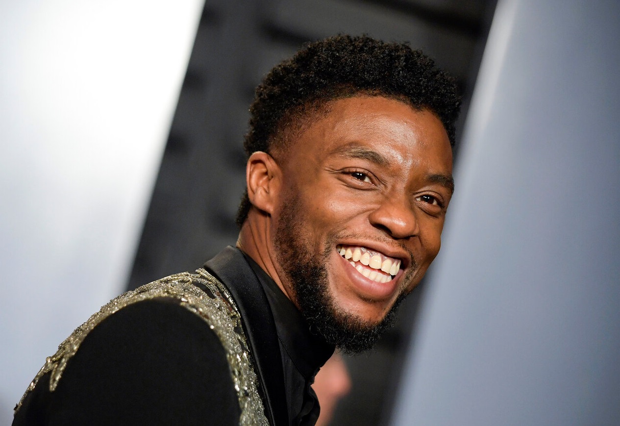 Marvel Studios опубликовала официальный арт в память о Чедвике Боузмане - изображение обложка