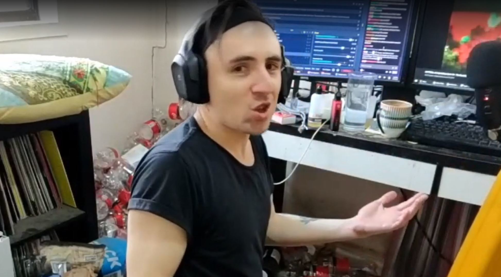 Стример из Австралии устроил дома помойку ради ранга в World of Warcraft: Classic - изображение обложка