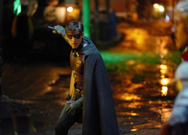 В первом трейлере второго сезона «Титанов» показали Брюса Уэйна и Дефстроука - изображение обложка