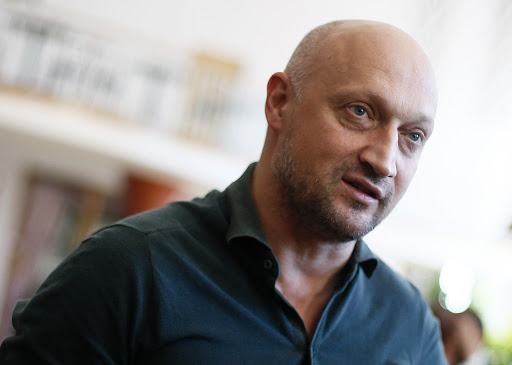 Куценко, Харламов и другие российские актеры повторили челлендж с виртуальной дракой - изображение обложка