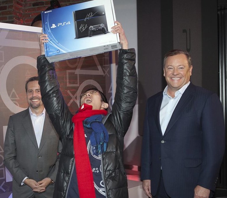 Запуск PS4 стал самым успешным в истории игровых консолей - изображение обложка