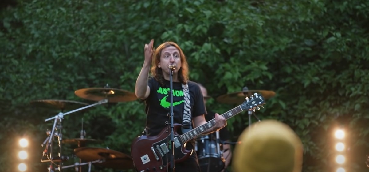 Метал-группа выступила для президента Франции, проигравшего спор комикам - изображение обложка