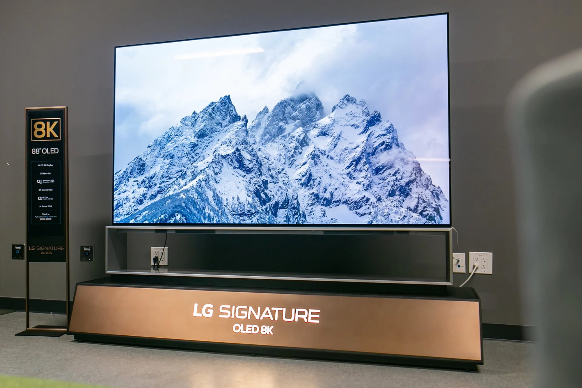 Представлены LG OLED 8K: огромные 120-герцовые телевизоры по цене от 1,7 млн рублей - изображение обложка
