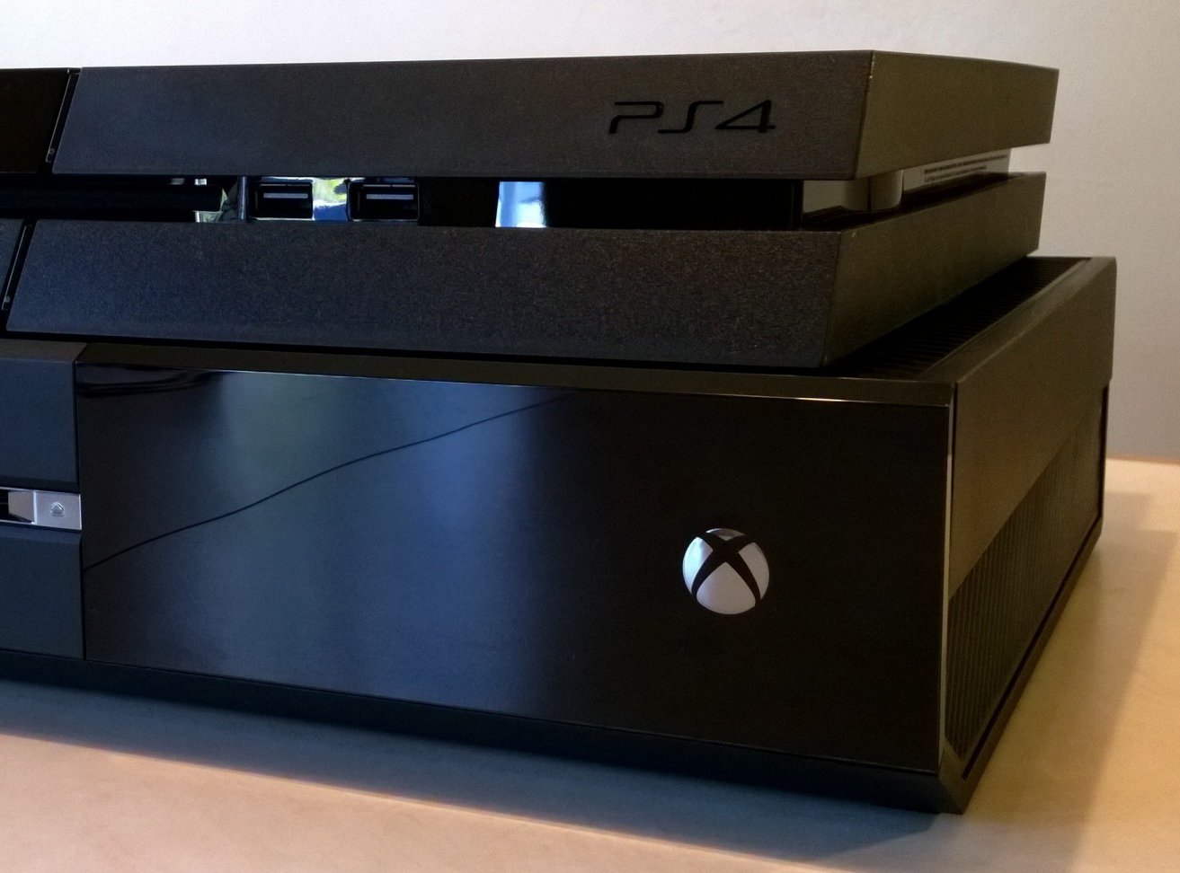 Продажи консолей: на одну Xbox One приходится почти две PS4 - изображение обложка