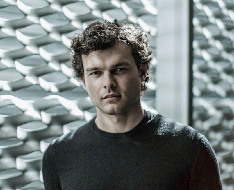 «У меня плохое предчувствие». По слухам, Рон Ховард почти полностью переснял фильм про Хана Соло - изображение обложка