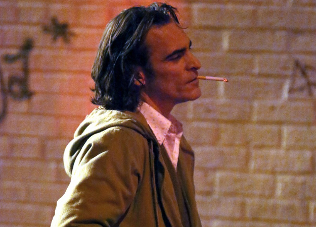 Хоакин Феникс без грима прогуливается по Нью-Йорку на новых кадрах со съемок «Джокера» - изображение обложка