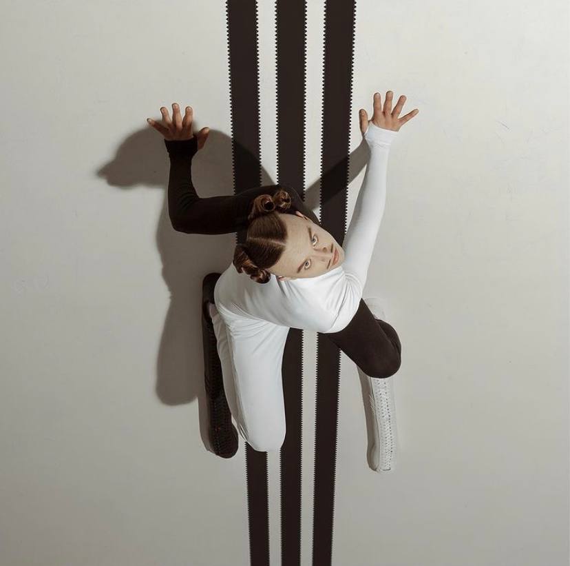 Томми Кэш и Adidas создали самые длинные кроссовки в мире. Их скоро можно будет купить - изображение обложка