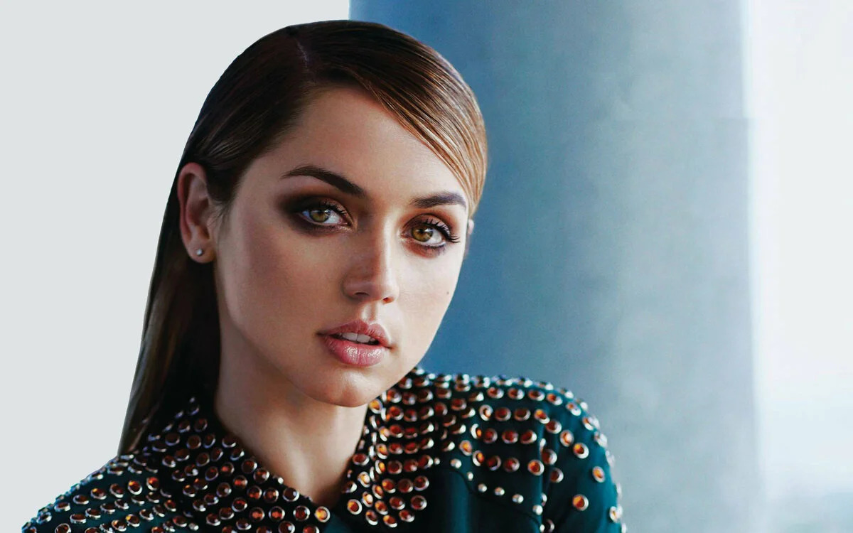 Ана Де Армас снимется с Райаном Гослингом и Крисом Эвансом в «Сером человеке» братьев Руссо - изображение обложка