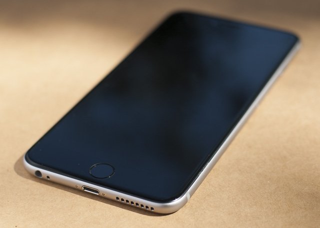 Apple запатентовала iPhone со встроенным джойстиком - изображение обложка