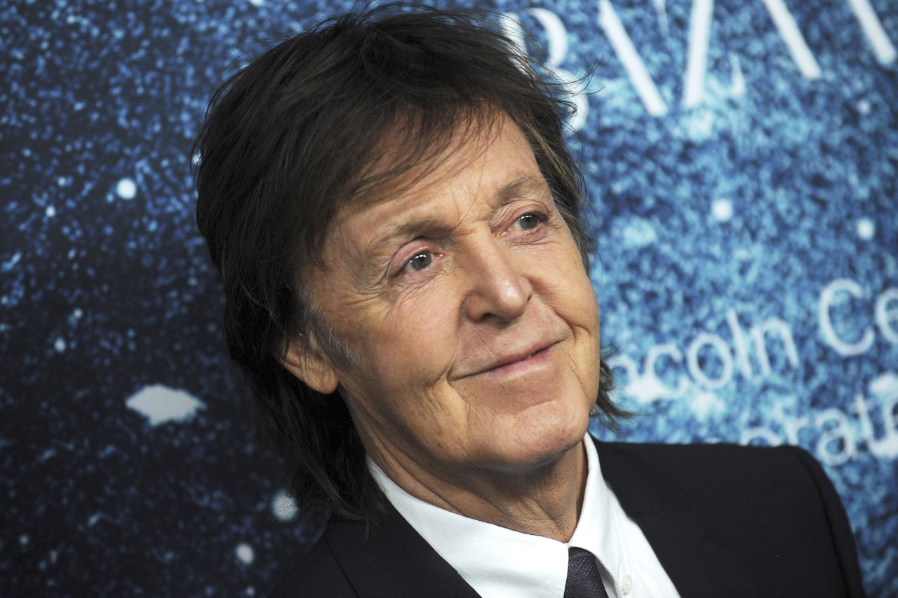 Пол Маккартни завел TikTok. Там он танцует, показывает, как записывал альбом и катается на лошадях - изображение обложка