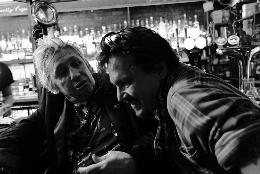 Джонни Депп опубликовал праздничное послание к 2021 году - изображение обложка