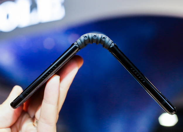 TCL готовит к выходу пять гибких смартфонов: два планшетофона, пару «раскладушек» и один браслет