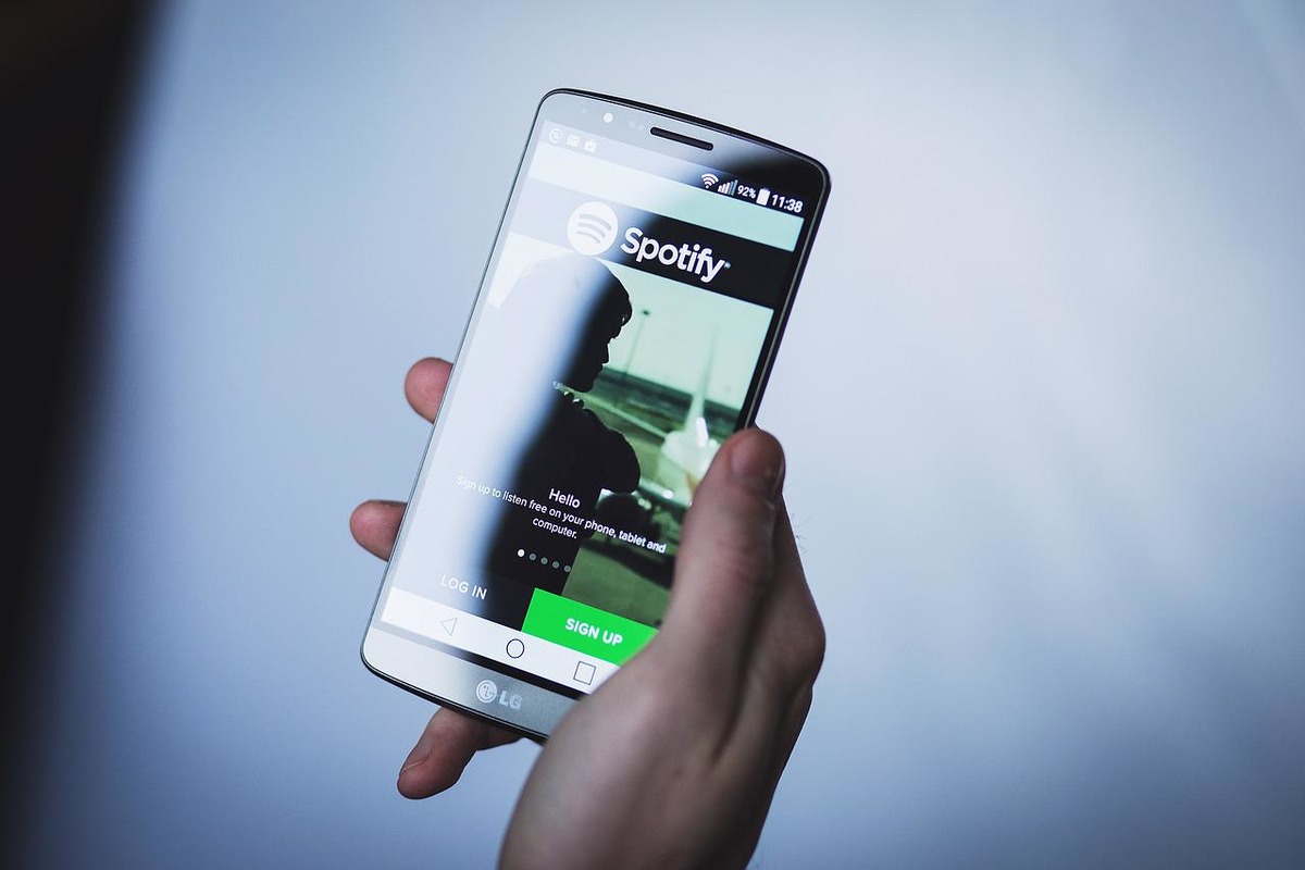 Spotify спрогнозировал рост аудитории на фоне ухода из России и скандала с Роганом