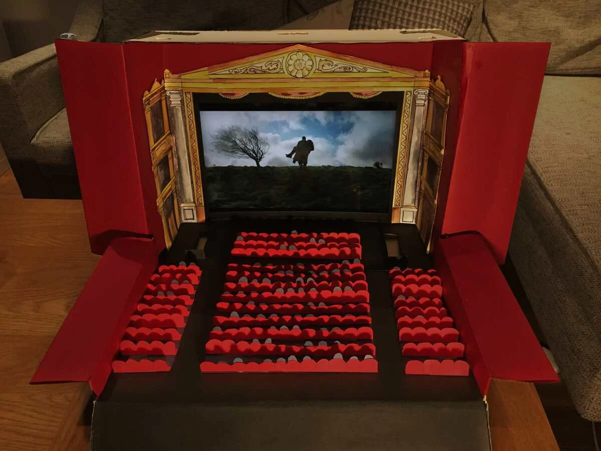 Американский режиссер показал, как устроил дома специальный «Карантинный Кинотеатр» - изображение обложка