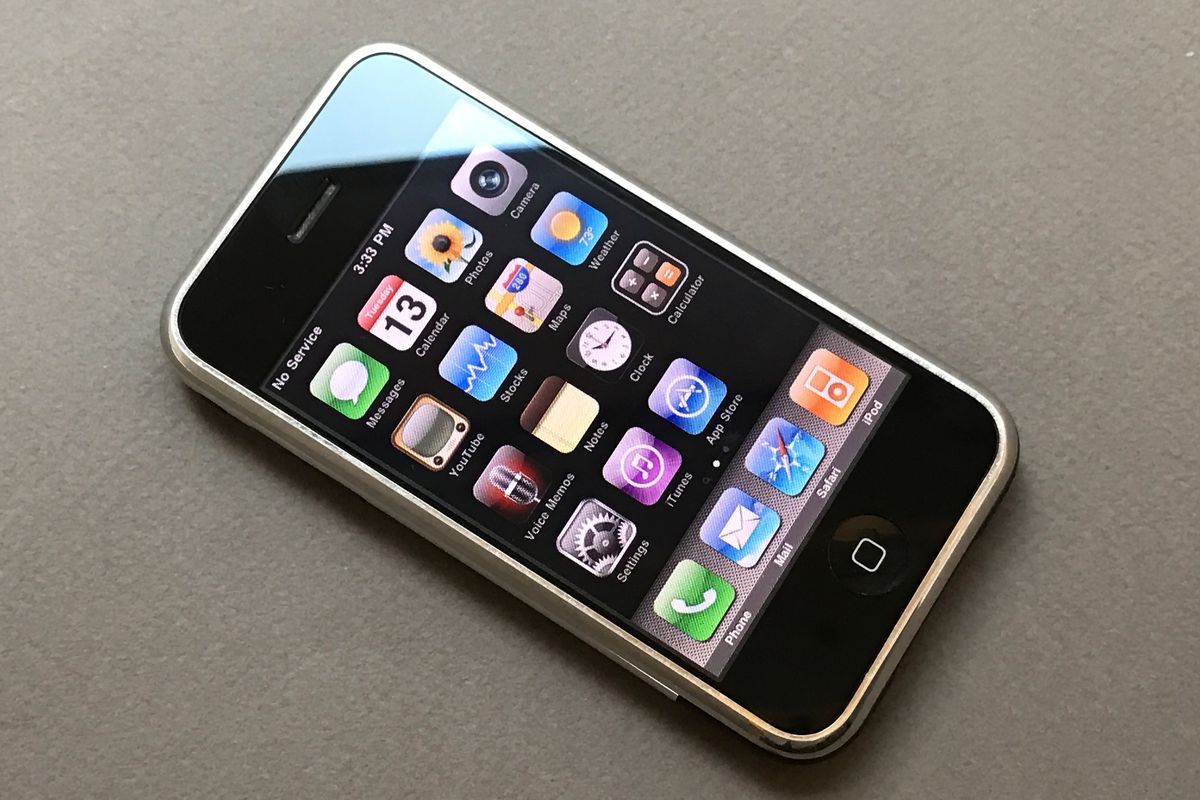 В этот день, но 13 лет назад в продажу вышел первый iPhone