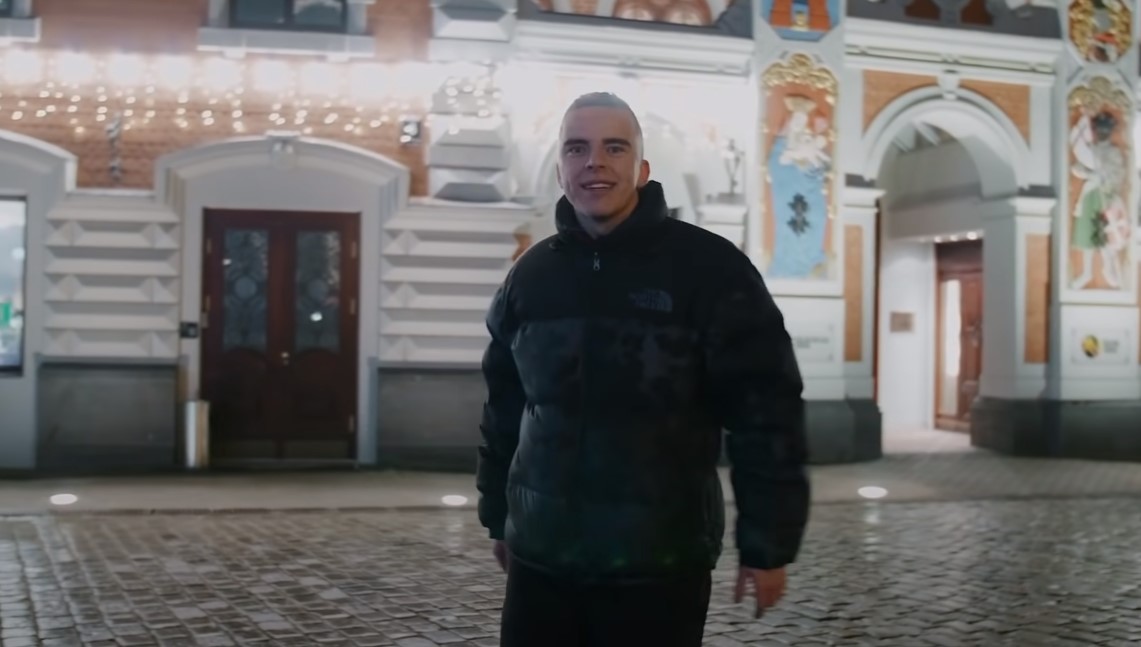 Джонибой мог стать ведущим популярного тревел-шоу. Ему помешала виза