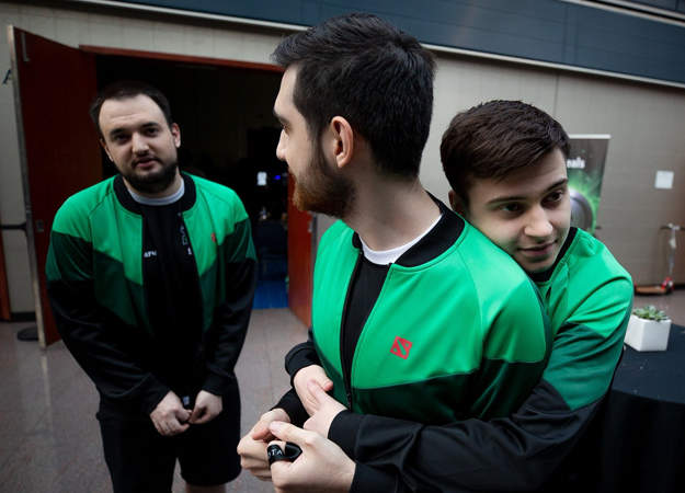 Как Virtus.pro сыграла против лучшей команды Китая на TI8 - изображение обложка