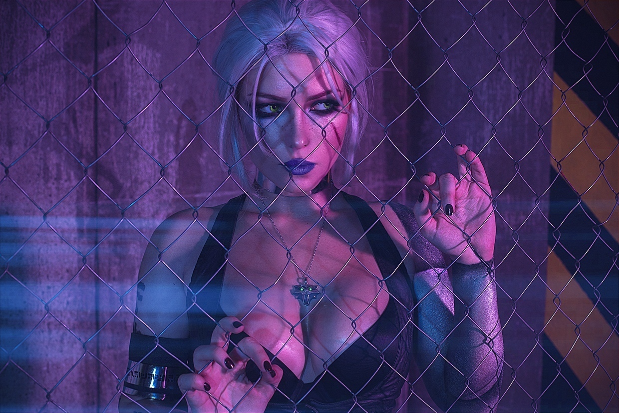 Россиянка показала откровенный косплей на Цири из Ведьмака в стиле Cyberpunk 2077 - изображение обложка