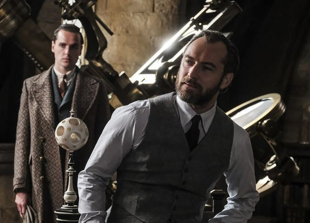 Молодой и крутой Дамблдор на фото со съемок «Фантастических тварей 2»! - изображение обложка