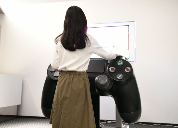 Размерчик что надо! Самый большой контроллер PlayStation 4 в мире - изображение обложка