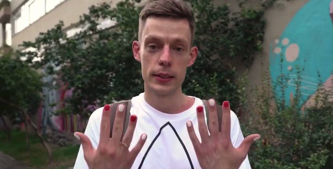 Ивангай и Дудь накрасили ногти и сделали маникюр. Журналист поддержал Беларусь - изображение обложка