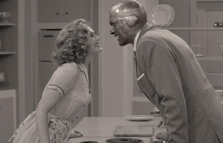 Беременная Алая Ведьма и живая аудитория: появились кадры и детали сериала «ВандаВижн» - изображение обложка