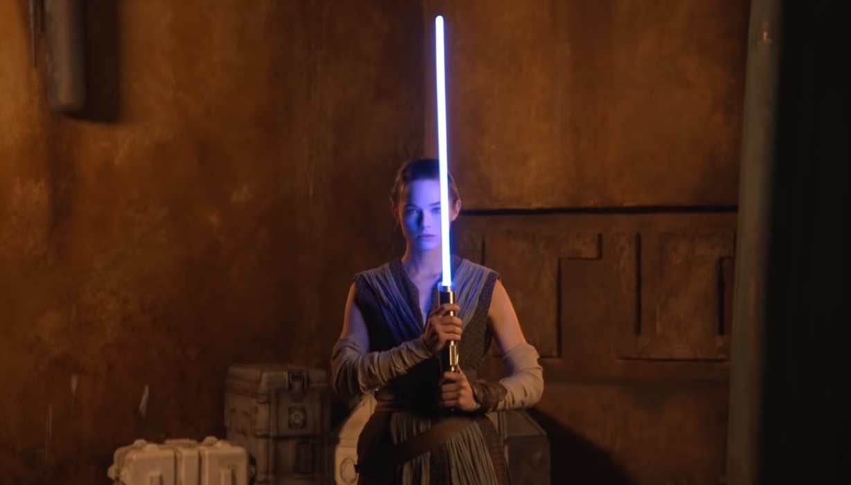 Disney впервые показал новые работающие световые мечи в честь Дня «Звёздных войн» - изображение обложка