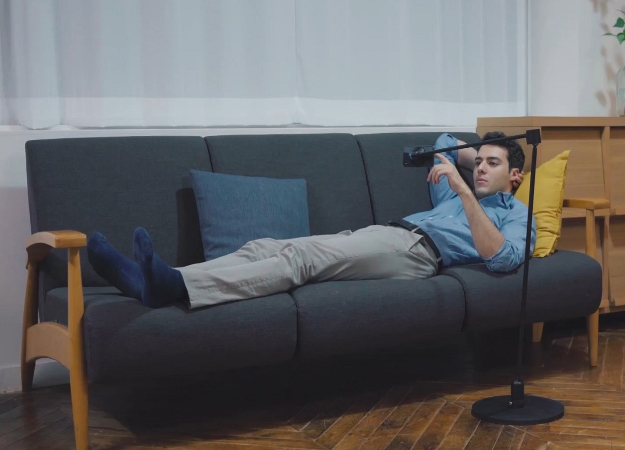 Дайте два: штатив для смартфонов Hurkins Bluesphere оснащен беспроводной зарядкой - изображение обложка