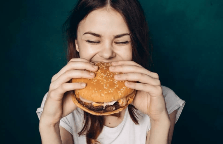 Ученые установили, что одинокие женщины чаще страдают ожирением - изображение обложка