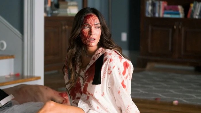 Меган Фокс прикована наручниками к трупу на кадрах фильма Till Death - изображение обложка