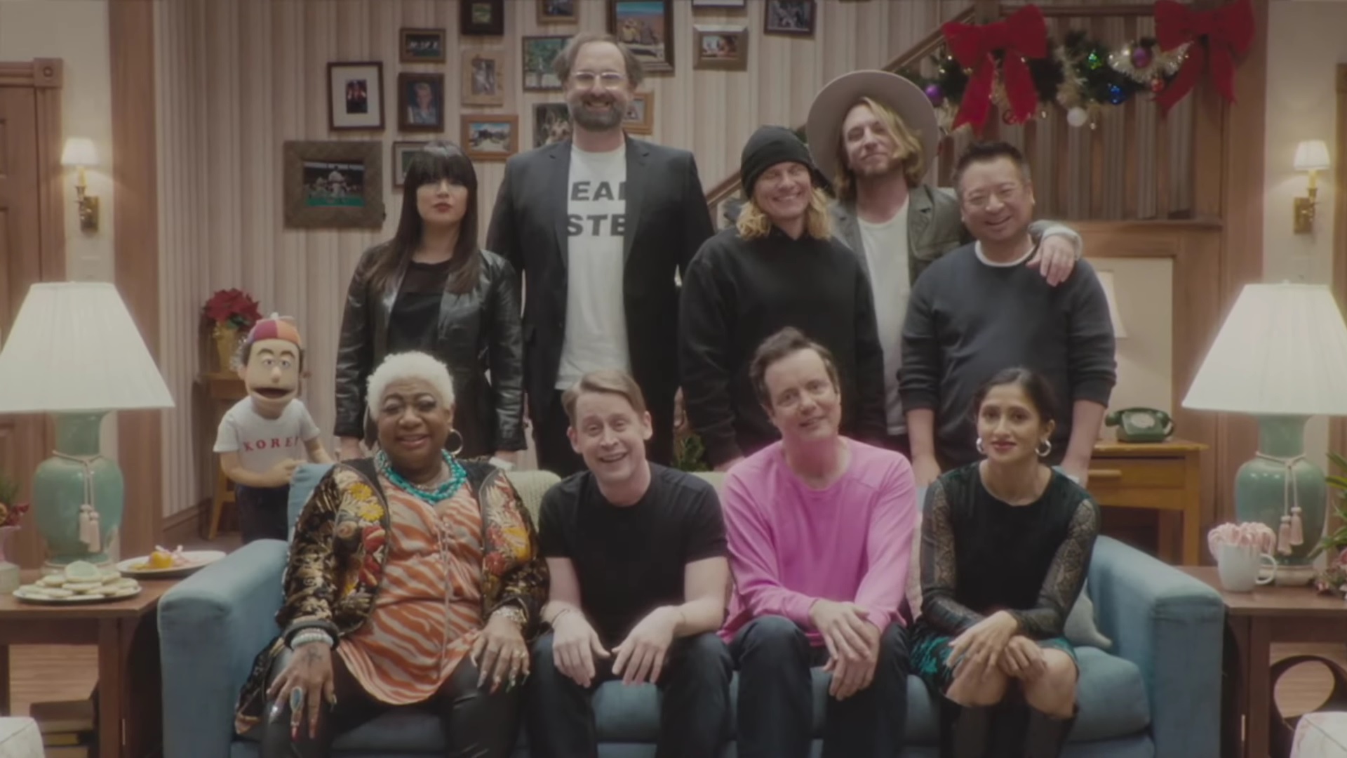 Группа LCD Soundsystem выпустила трейлер фейкового ситкома с Маколеем Калкиным - изображение обложка