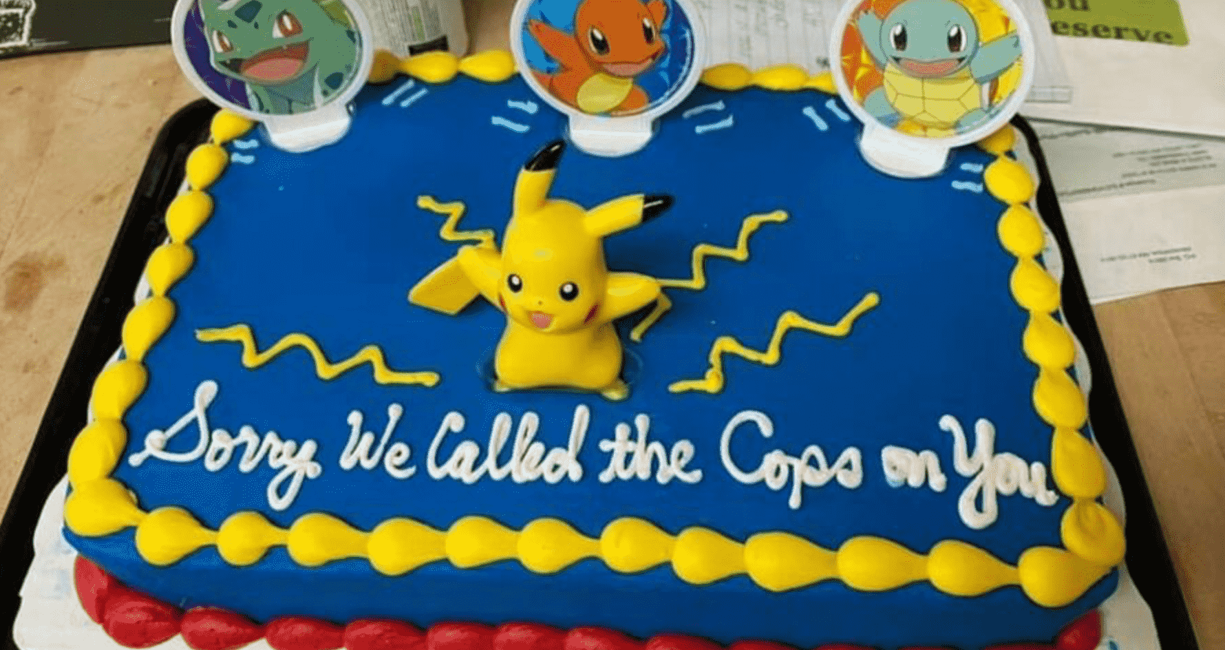 Американку чуть не оштрафовали за ловлю покемонов. В качестве извинений ей подарили торт - изображение обложка