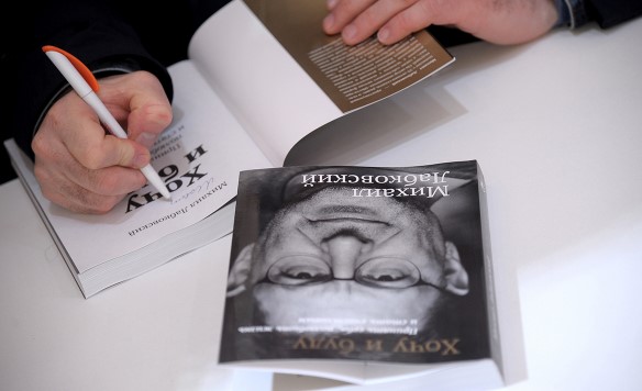 Названы самые покупаемые книги десятилетия в России - изображение обложка