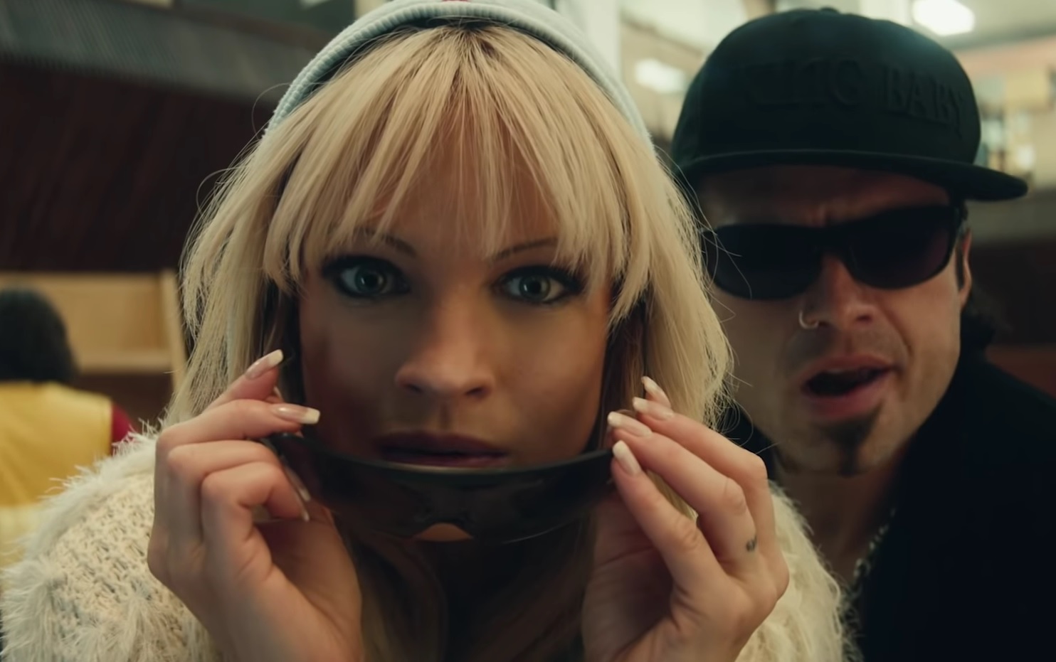 Hulu поделился тизером мини-сериала «Пэм и Томми» с Себастианом Стэном и Лили Джеймс - изображение обложка