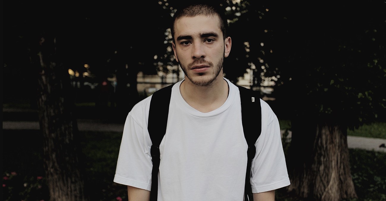 Хаски продает тарелки с мухой и разделочные доски. Это мерч рэпера - изображение обложка