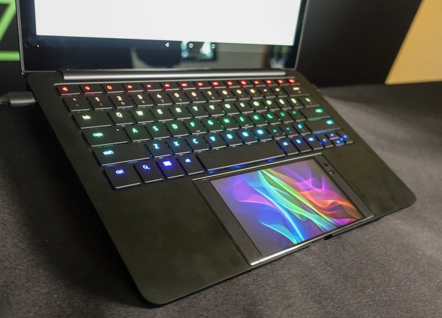 Звучит любопытно: Razer хочет превратить свой смартфон в игровой ноутбук - изображение обложка