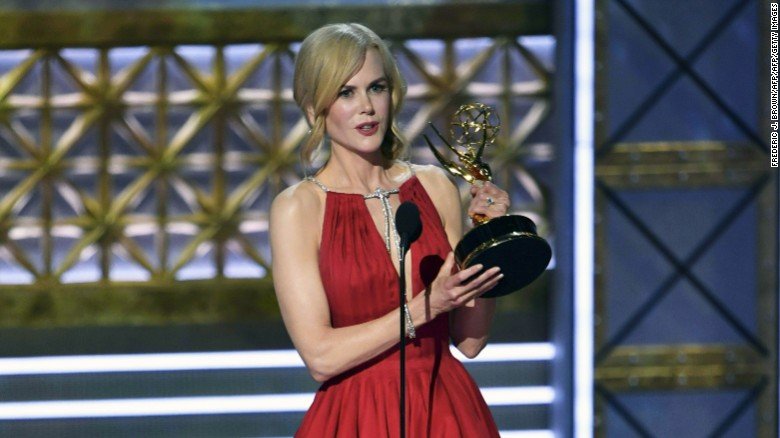 Лучшие фотографии, видео и шутки с премии Эмми 2017 - изображение обложка