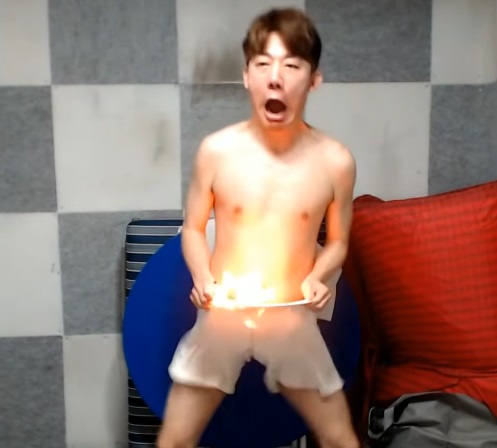 Блогер поджег на себе трусы в прямом эфире. Это наказание за поражение в игре - изображение обложка