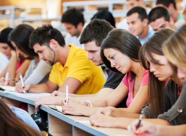 Минобрнауки рассказало, когда студенты российских вузов вернутся к очному обучению - изображение обложка