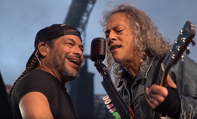 Вот это да! Metallica спела «Группу крови» Цоя на концерте в Москве - изображение обложка