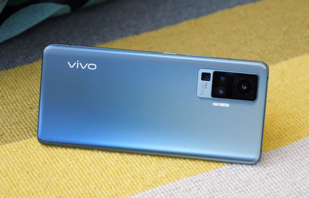 Vivo представила V20 (2021) — доступный «игровой» смартфон с фронтальной камерой 44 Мп - изображение обложка