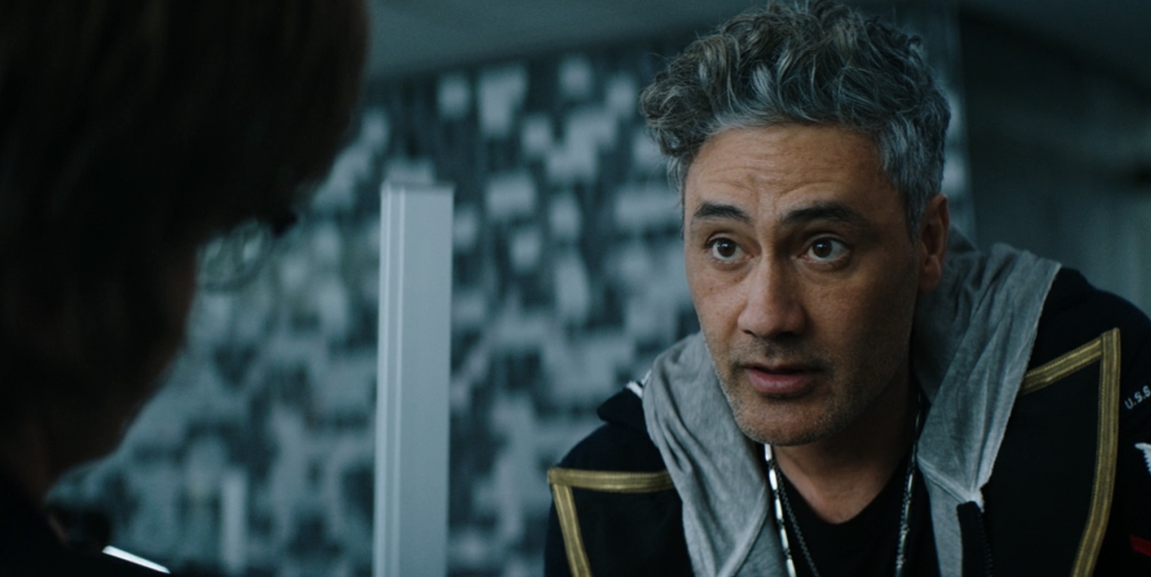 Обложка: Тайка Вайтити в фильме «Главный герой» (2021)