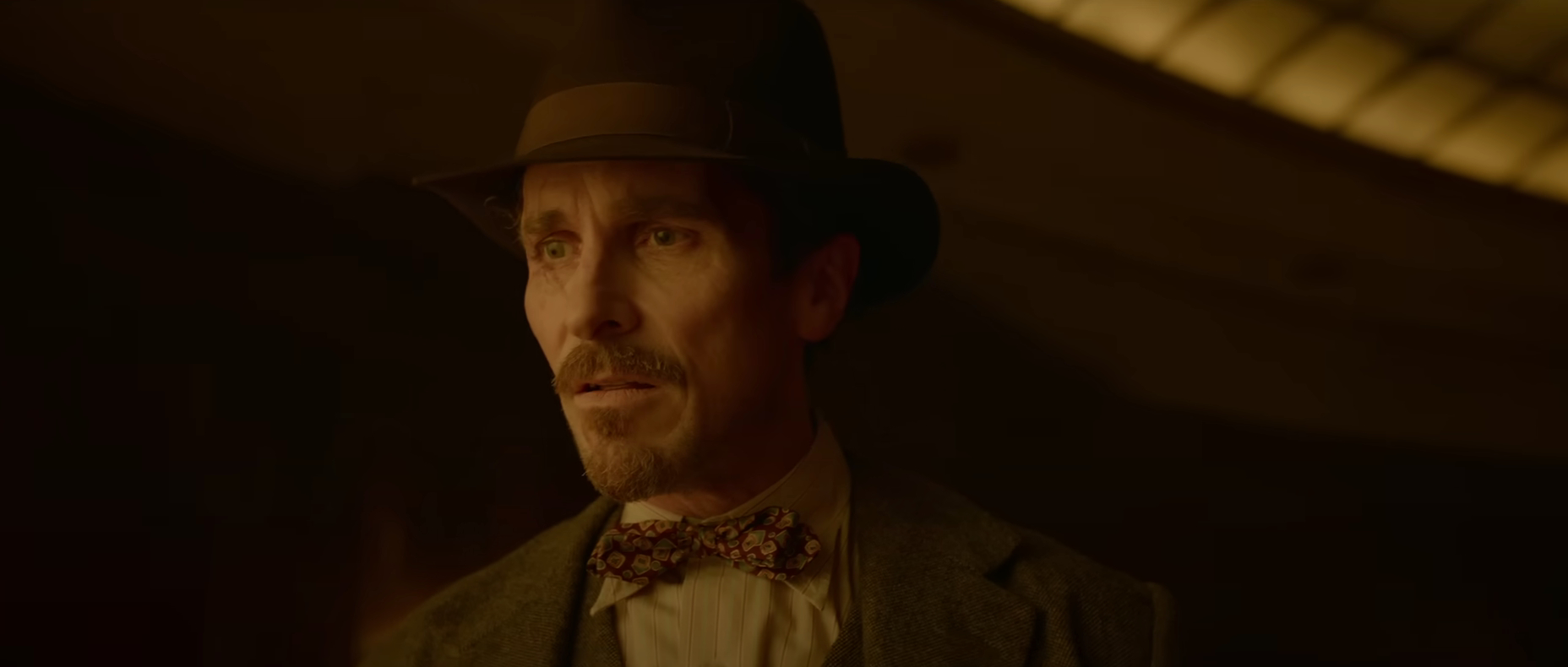 Обложка: Кристиан Бэйл в фильме «Амстердам» (2022)