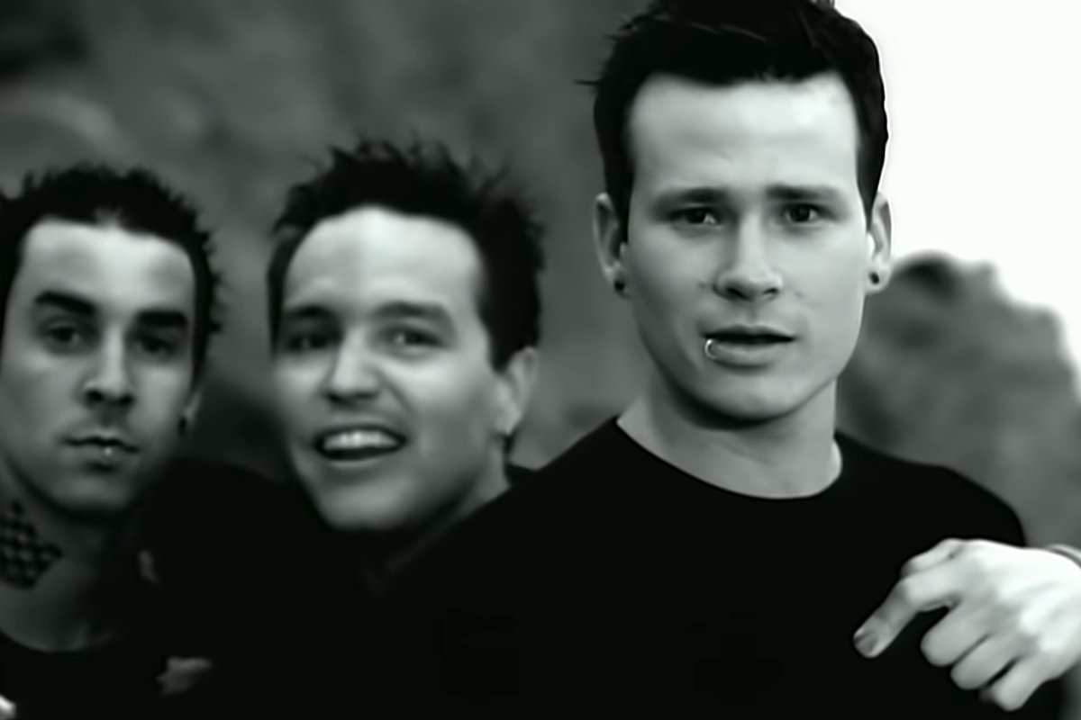 Обложка: кадр из клипа All The Small Things