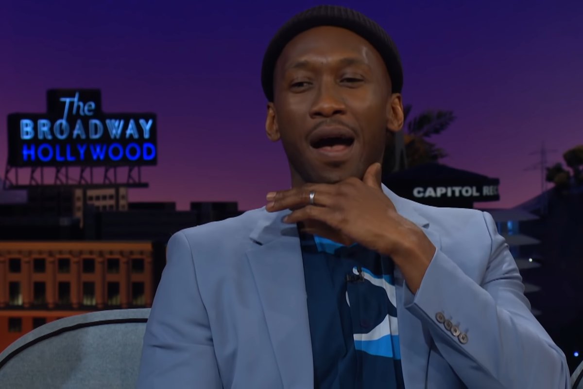 Обложка: кадр из шоу Джеймса Кордена с участием Махершалы Али