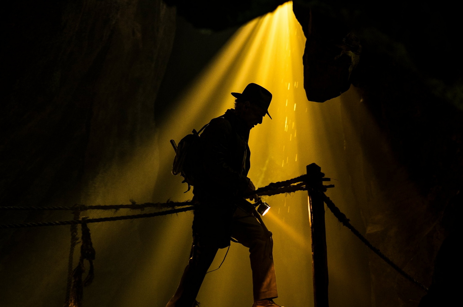 Обложка: постер фильма «Индиана Джонс 5»