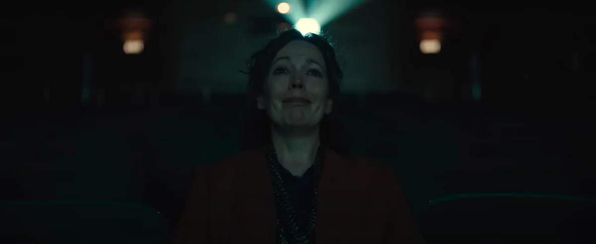 Обложка: кадр из фильма «Империя света» (2022)