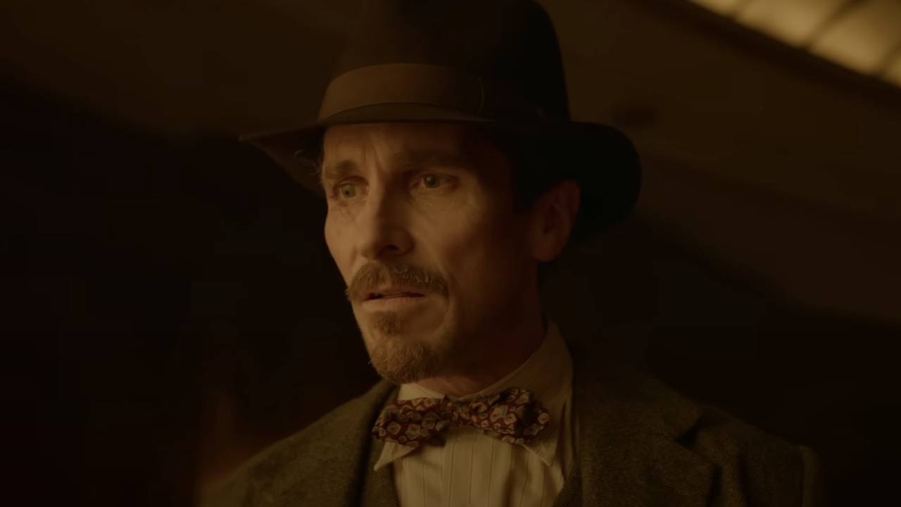 Обложка: Кристиан Бэйл в фильме «Амстердам» (2022)